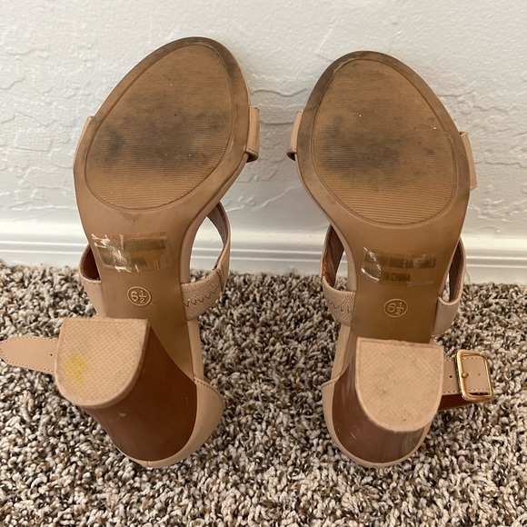 Tan/Nude casual heel. Size 6.5 - Picture 5 of 5